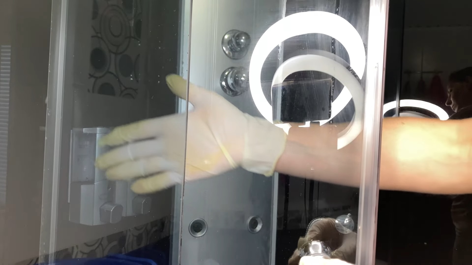 Dish soap vinegar cleaning mix