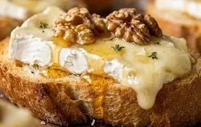 Crostini al brie, miele e noci